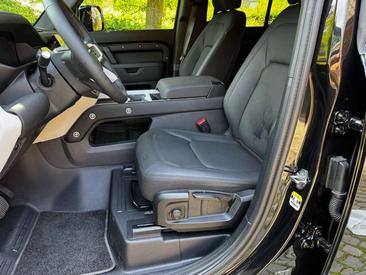 Land Rover Defender 90 D200 MHEV — photo 17