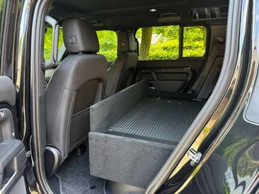 Land Rover Defender 90 D200 MHEV — photo 18