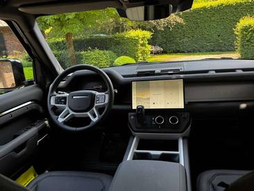 Land Rover Defender 90 D200 MHEV — photo 23
