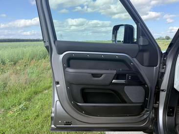 Land Rover Defender 110 SE 3.0 D200 — photo 6