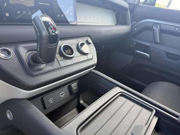 Land Rover Defender 110 SE 3.0 D200 — photo 26
