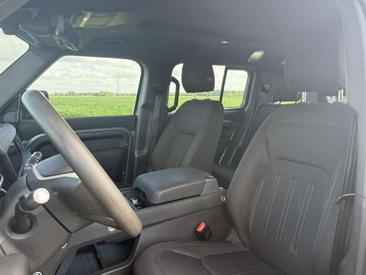 Land Rover Defender 110 SE 3.0 D200 — photo 29