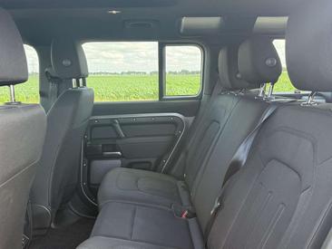 Land Rover Defender 110 SE 3.0 D200 — photo 35