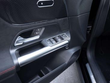 Mercedes GLA 200 Night Edition — photo 21