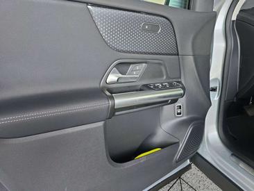 Mercedes GLA 200 — photo 11