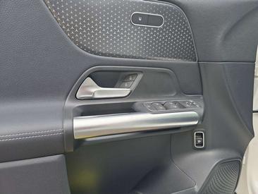 Mercedes GLA 180 — photo 11