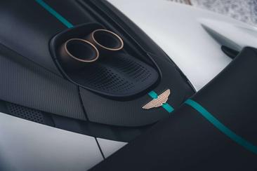 Aston Martin Valhalla V8 PHEV — photo 11