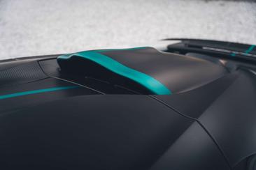 Aston Martin Valhalla V8 PHEV — photo 12
