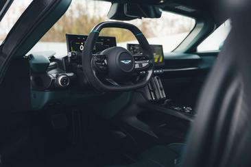 Aston Martin Valhalla V8 PHEV — photo 13