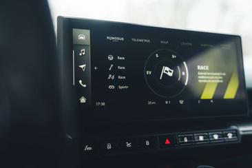 Aston Martin Valhalla V8 PHEV — photo 16