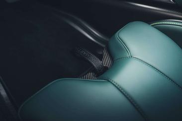 Aston Martin Valhalla V8 PHEV — photo 18