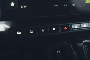 Aston Martin Valhalla V8 PHEV — photo 19