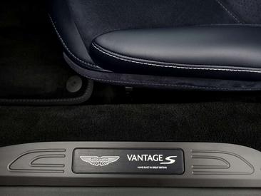 Aston Martin V8 S Coupe — photo 11