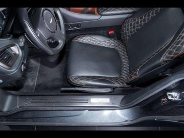 Aston Martin Vanquish V12 — photo 19