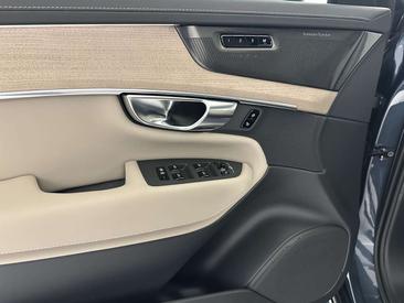 Volvo XC90 B5 Plus — photo 13