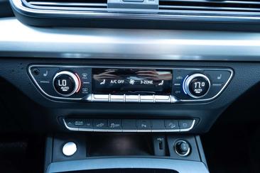 Audi Q5 S Line 55 TFSIe — photo 25