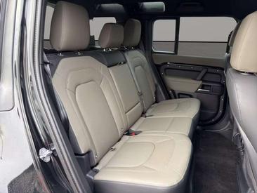 Land Rover Defender 110 D250 X-DYNAMIC SE PANORAMA BLACK PACK — photo 4