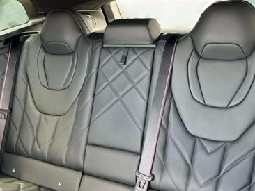 BMW XM 50e — photo 9