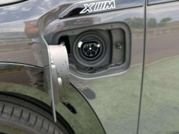 BMW XM 50e — photo 27