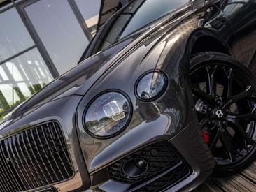 Bentley Flying Spur V6 Hybrid S — photo 11