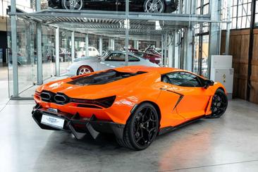 Lamborghini Revuelto — photo 2