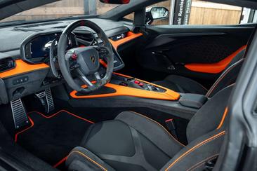 Lamborghini Revuelto — photo 9