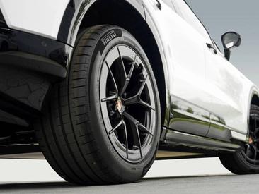 Porsche Cayenne E4 Electric — photo 6