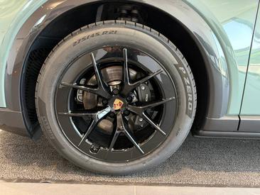 Porsche Cayenne E4 Electric — photo 11