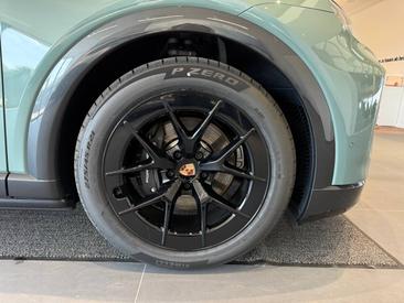 Porsche Cayenne E4 Electric — photo 12