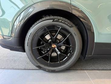 Porsche Cayenne E4 Electric — photo 13