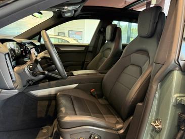 Porsche Cayenne E4 Electric — photo 14