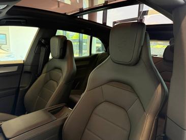 Porsche Cayenne E4 Electric — photo 15