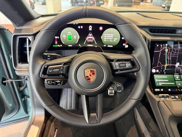 Porsche Cayenne E4 Electric — photo 16