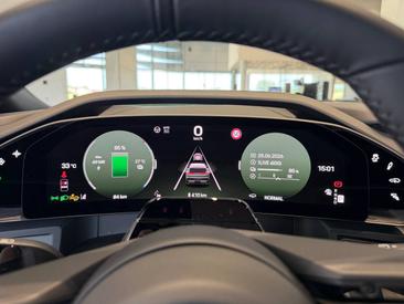 Porsche Cayenne E4 Electric — photo 17
