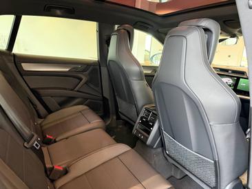 Porsche Cayenne E4 Electric — photo 24