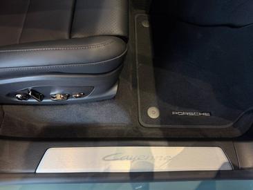 Porsche Cayenne E4 Electric — photo 27