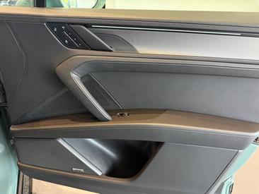 Porsche Cayenne E4 Electric — photo 28