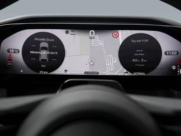 Porsche Cayenne E4 Electric — photo 31
