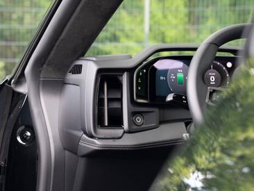 Porsche Cayenne E4 Turbo Electric — photo 23