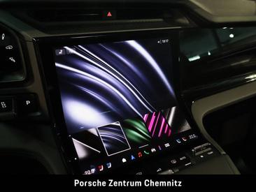 Porsche Cayenne E4 Electric — photo 30