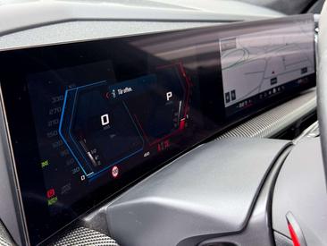 BMW XM 50e — photo 10