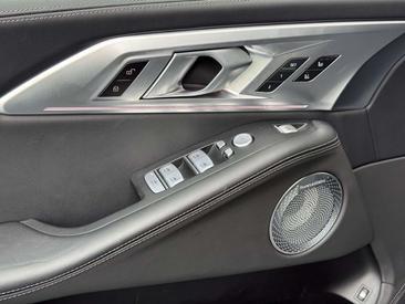 BMW XM 50e — photo 12