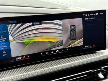 BMW XM 50e — photo 38