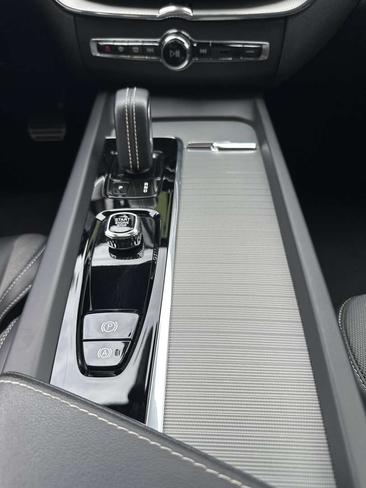 Volvo XC60 T6 R-Design — photo 20