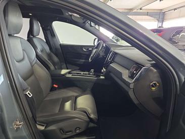 Volvo XC60 B5 R-Design — photo 11