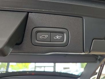 Volvo XC60 B5 R-Design — photo 16