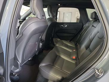 Volvo XC60 B5 R-Design — photo 17