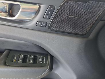Volvo XC60 B5 R-Design — photo 18