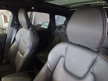 Volvo XC60 B5 R-Design — photo 19