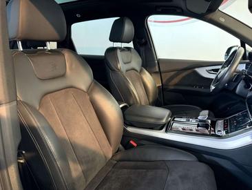 Audi SQ7 4.0 TDI — photo 19